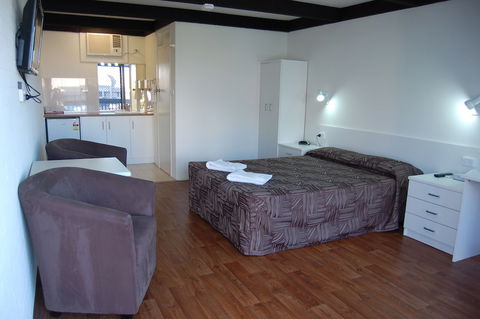 Slipway Hotel Motel - Travel Agents 6