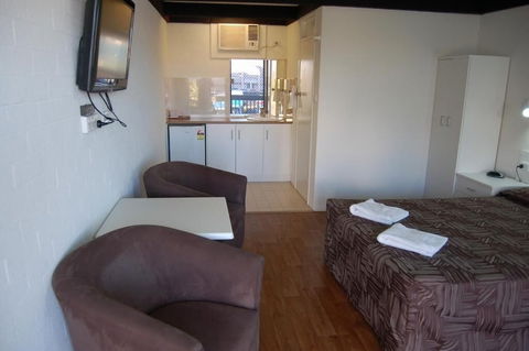 Slipway Hotel Motel - Travel Agents 4