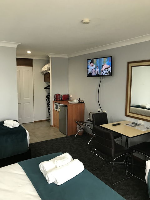 Town & Country Motor Inn Forbes - Travel Agents 4