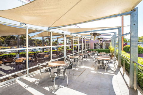 Nightcap At Sandown Park Hotel - Cruises Travel 1