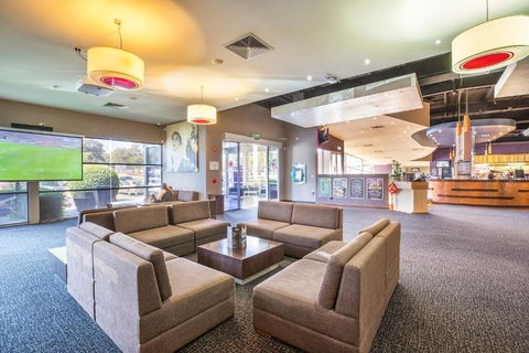 Nightcap At Sandown Park Hotel - Cruises Travel 2