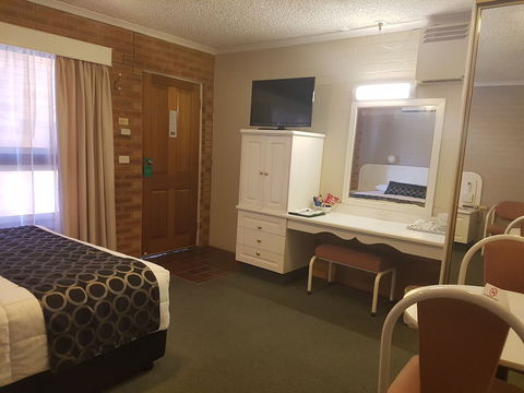 Cousins Motor Inn - Travel Agents 4