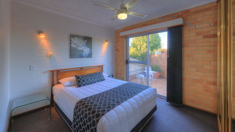 Cousins Motor Inn - Travel Agents 1