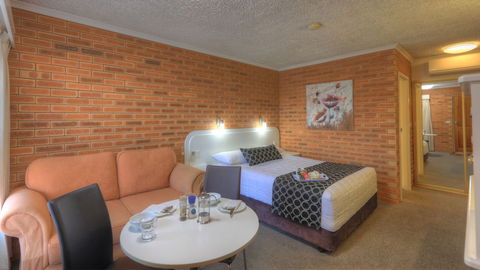 Cousins Motor Inn - Travel Agents 6