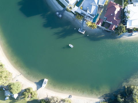 Nomads Noosa Backpackers Hostel - Cruises Travel 2