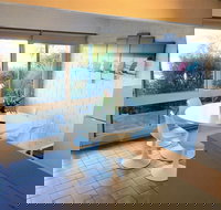 Pacific Heights Holiday Apartments  Munn's Tower House - Travel Agents