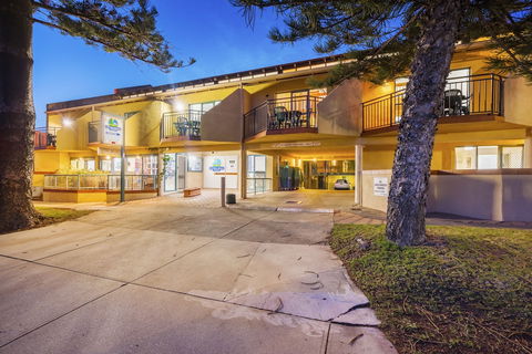 Cottesloe Beach Chalets - Travel Search 4