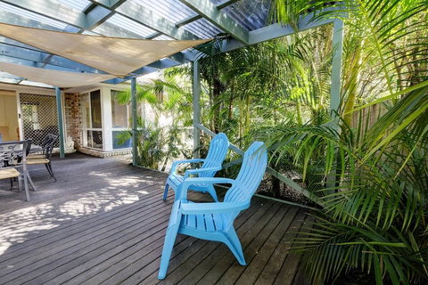 FRANGIPANI BEACH HOUSE PET FRIENDLY 22 Belbourie Cres Boomerang Beach - Tourism Guide 5