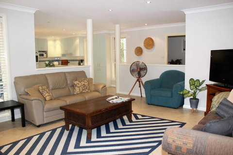 FRANGIPANI BEACH HOUSE PET FRIENDLY 22 Belbourie Cres Boomerang Beach - Tourism Guide 6
