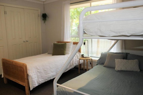 FRANGIPANI BEACH HOUSE PET FRIENDLY 22 Belbourie Cres Boomerang Beach - Tourism Guide 1