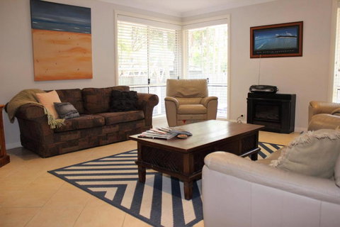 FRANGIPANI BEACH HOUSE PET FRIENDLY 22 Belbourie Cres Boomerang Beach - Tourism Guide 4