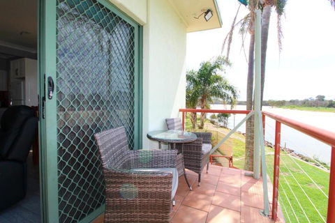 Beachfront 6 25 Willow Street - Tourism Guide 2