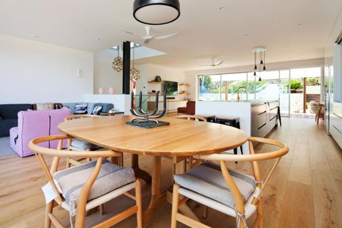 Spectacular Bilgola Beachhouse - Tourism Guide 2