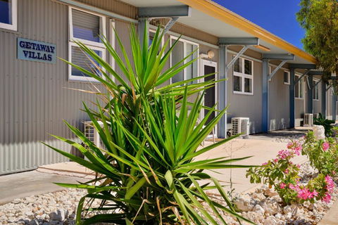 Getaway Villas Unit 38 12 1 Bedroom Self Contained Accommodation - Travel Agents 4
