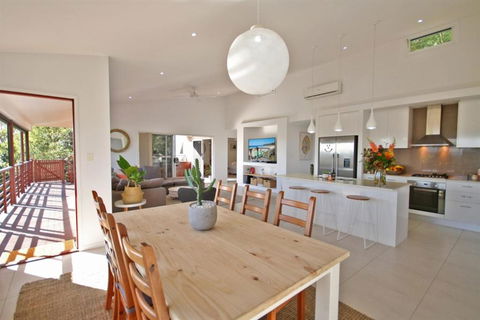 STUNNING HOME WITH SPECTACULAR VIEWS & CLOSE TO THE BEACH - Travel Search 4