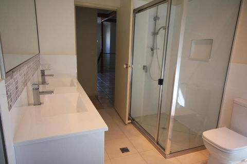 20 Orania Court Spacious Home With Swimming Pool - Travel Search 5