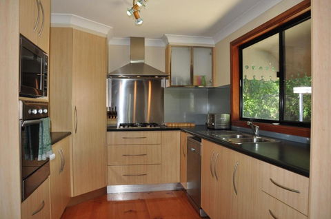 43 Double Island Drive Two Level Holiday Home With Swimming Pool. Located Close To Beach & CBD - Tourism Guide 1