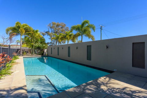 Unit 4 Rainbow Surf Modern Double Storey Townhouse With Large Shared Pool Close To Beach & Shop - Travel Search 4