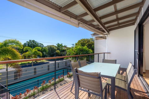 Unit 4 Rainbow Surf Modern Double Storey Townhouse With Large Shared Pool Close To Beach & Shop - Travel Search 6