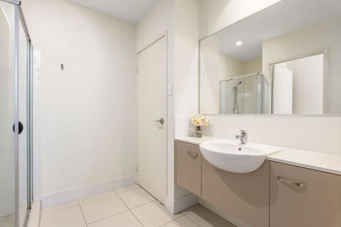 Unit 4 Rainbow Surf Modern Double Storey Townhouse With Large Shared Pool Close To Beach & Shop - Travel Search 5