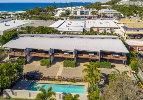 Unit 4 Rainbow Surf Modern Double Storey Townhouse With Large Shared Pool Close To Beach & Shop - Travel Search 1