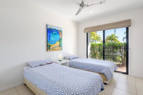 Unit 3 Rainbow Surf Modern Double Storey Townhouse With Large Shared Pool Close To Beach & Shop - Travel Search 5