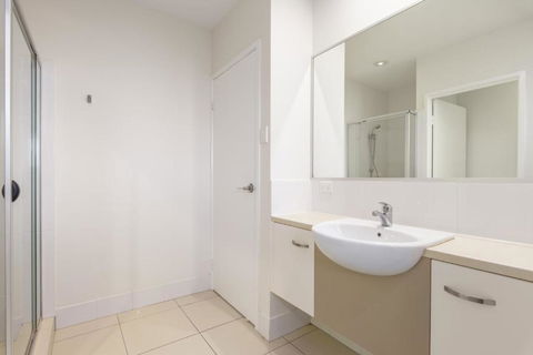 Unit 3 Rainbow Surf Modern Double Storey Townhouse With Large Shared Pool Close To Beach & Shop - Travel Search 6