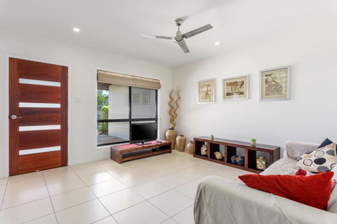 Unit 3 Rainbow Surf Modern Double Storey Townhouse With Large Shared Pool Close To Beach & Shop - Travel Search 3