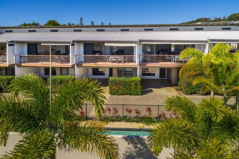 Unit 3 Rainbow Surf Modern Double Storey Townhouse With Large Shared Pool Close To Beach & Shop - Travel Search 4