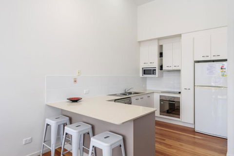 Unit 2 Rainbow Surf Modern Double Storey Townhouse With Large Shared Pool Close To Beach & Shops - Travel Search 2