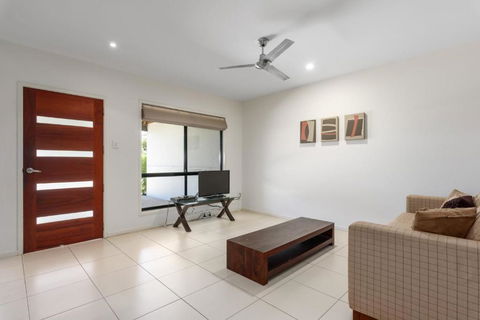 Unit 2 Rainbow Surf Modern Double Storey Townhouse With Large Shared Pool Close To Beach & Shops - Travel Search 6
