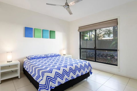 Unit 2 Rainbow Surf Modern Double Storey Townhouse With Large Shared Pool Close To Beach & Shops - Travel Search 1