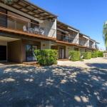 Unit 2 Rainbow Surf Modern Double Storey Townhouse With Large Shared Pool Close To Beach & Shops - Travel Search 0