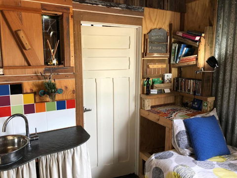 Bed In A Shed Vineyard Stay - Tourism Guide 5