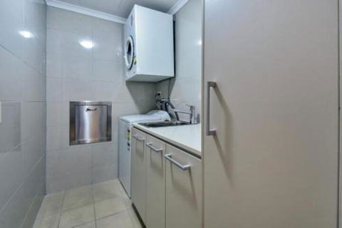 Oceana Darwin Central Oceanfront 3 Bedroom 2 Lounge Room Pool Gym Tennis Court Sleeps 9 - Tourism Guide 7