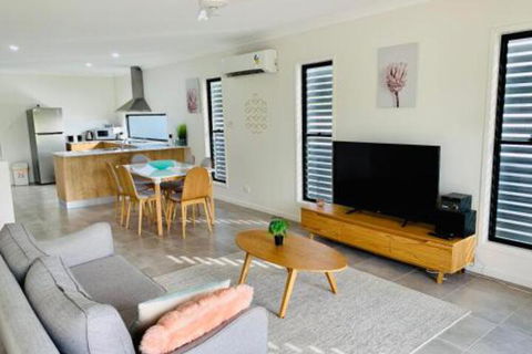 WHITSUNDAY Brand New Townhouse Close To Boardwalk - Tourism Guide 0