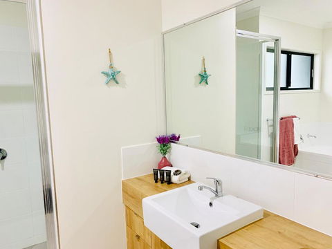 AIRLIE BEACH Delight. Hop Skip Jump To Everything - Cruises Travel 2