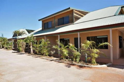 Ningaloo Breeze Villa 7 3 Bedroom Fully Self Contained Holiday Accommodation - Travel Agents 0