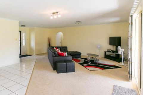 Cozy Family Holiday House - Travel Agents 3