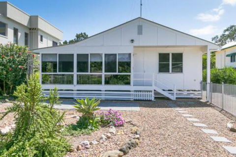 Charming Home By The Sea - Travel Search 7
