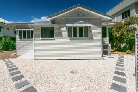 Charming Home By The Sea - Travel Search 4