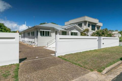 Charming Home By The Sea - Travel Search 6