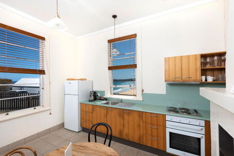 Seal Rocks Lighthouse Cottages - Tourism Guide 5