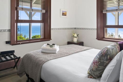 Seal Rocks Lighthouse Cottages - Tourism Guide 6