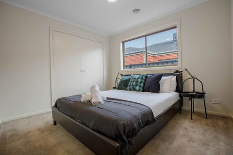Spacious Lovely Home In Point Cook - Travel Search 7