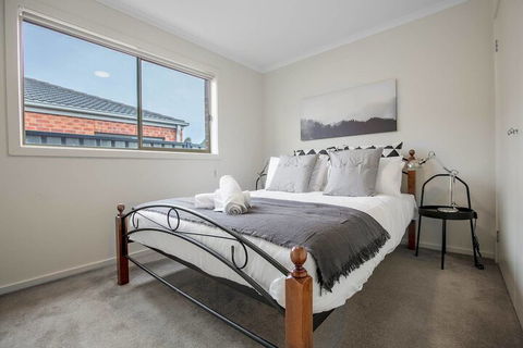 Spacious Lovely Home In Point Cook - Travel Search 2