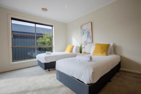 Spacious Lovely Home In Point Cook - Travel Search 1