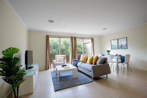 Spacious Lovely Home In Point Cook - Travel Search 4