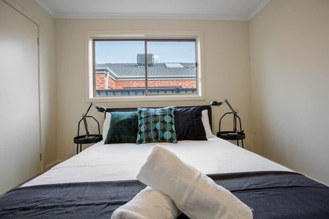 Spacious Lovely Home In Point Cook - Travel Search 6