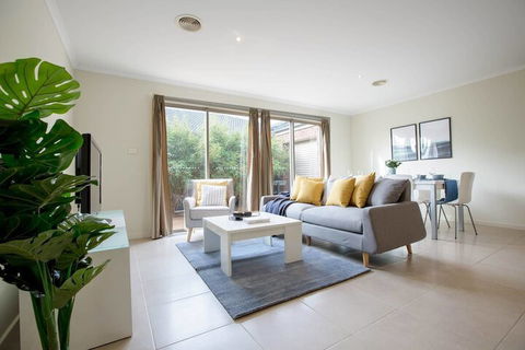 Spacious Lovely Home In Point Cook - Travel Search 5